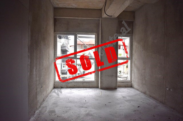 Apartament 1+1 ne shitje tek Kompleksi Aura, ne zonen e Laprakes ne Tirane.
Banesa eshte e pozicion